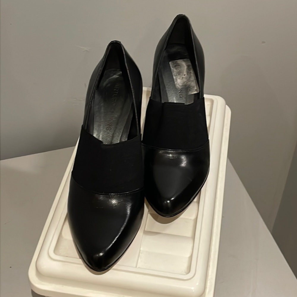 NWOT Arturo Chiang Black Leather Heels - Size 6